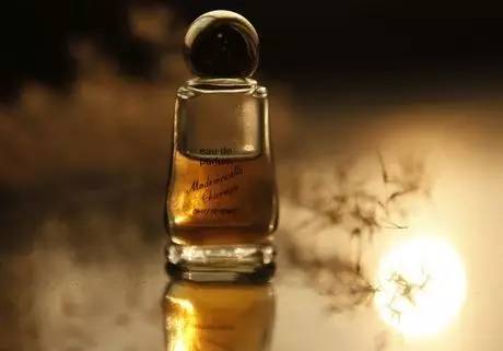 what??？“香”艷的美女成了辦公室污染源，甲醛治理非常必要！