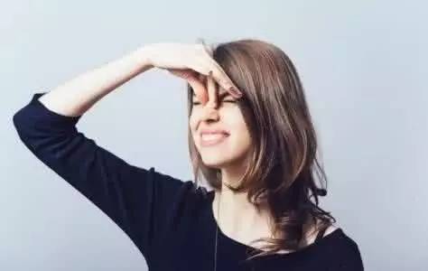 what??？“香”艷的美女成了辦公室污染源，甲醛治理非常必要！