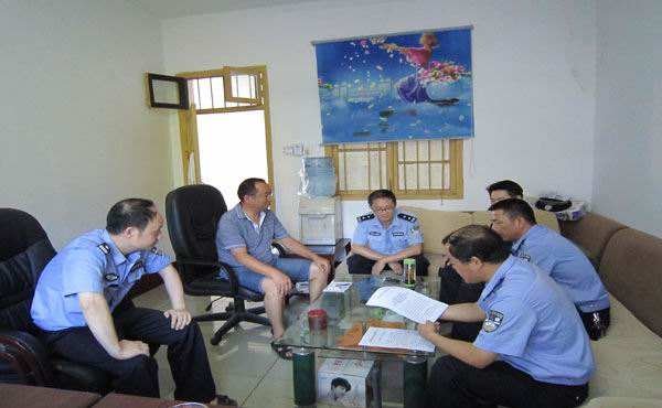 廚房水管破裂傳出刺鼻性氣味，原以為是鄰居家甲醛超標(biāo)，沒(méi)想到是“絕命毒師”