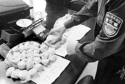 廚房水管破裂傳出刺鼻性氣味，原以為是鄰居家甲醛超標(biāo)，沒(méi)想到是“絕命毒師”