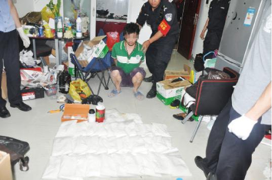 廚房水管破裂傳出刺鼻性氣味，原以為是鄰居家甲醛超標(biāo)，沒(méi)想到是“絕命毒師”