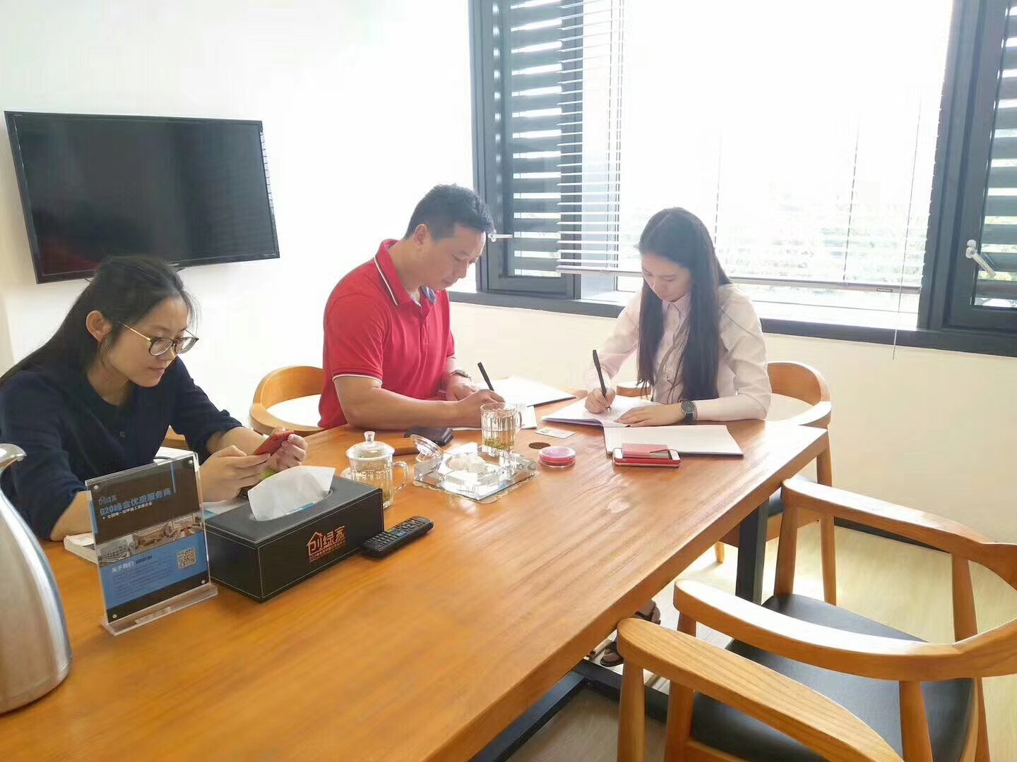 熱烈祝賀余總簽約創(chuàng)綠家海南省市級代理！