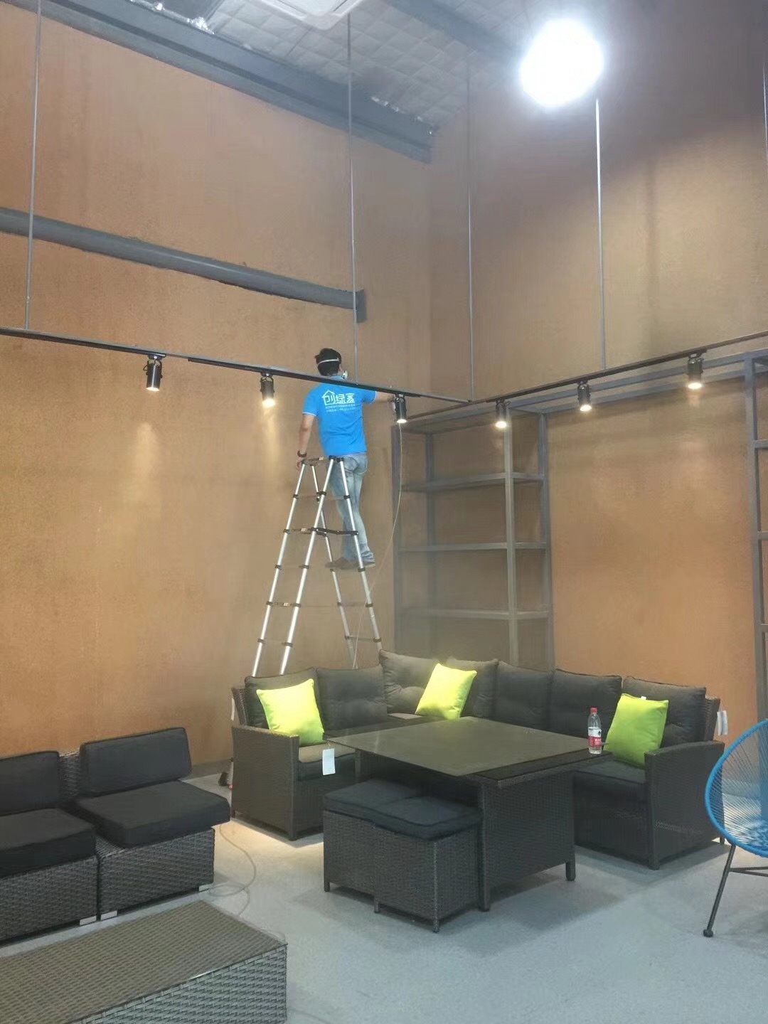 樂富設(shè)計園在一個loft創(chuàng)意產(chǎn)業(yè)園中，2760多方的一個大項目歷經(jīng)創(chuàng)綠家兩組工程師兩天兩夜的治理，典型loft式的裝修異味大大降低。樂富設(shè)計園的治理源于創(chuàng)綠家曾經(jīng)為泰普森旗下一家子公司甲醛治理，治理完畢效果非常好，所以泰普森集團二次選擇我們治理。創(chuàng)綠家，值得您信任！