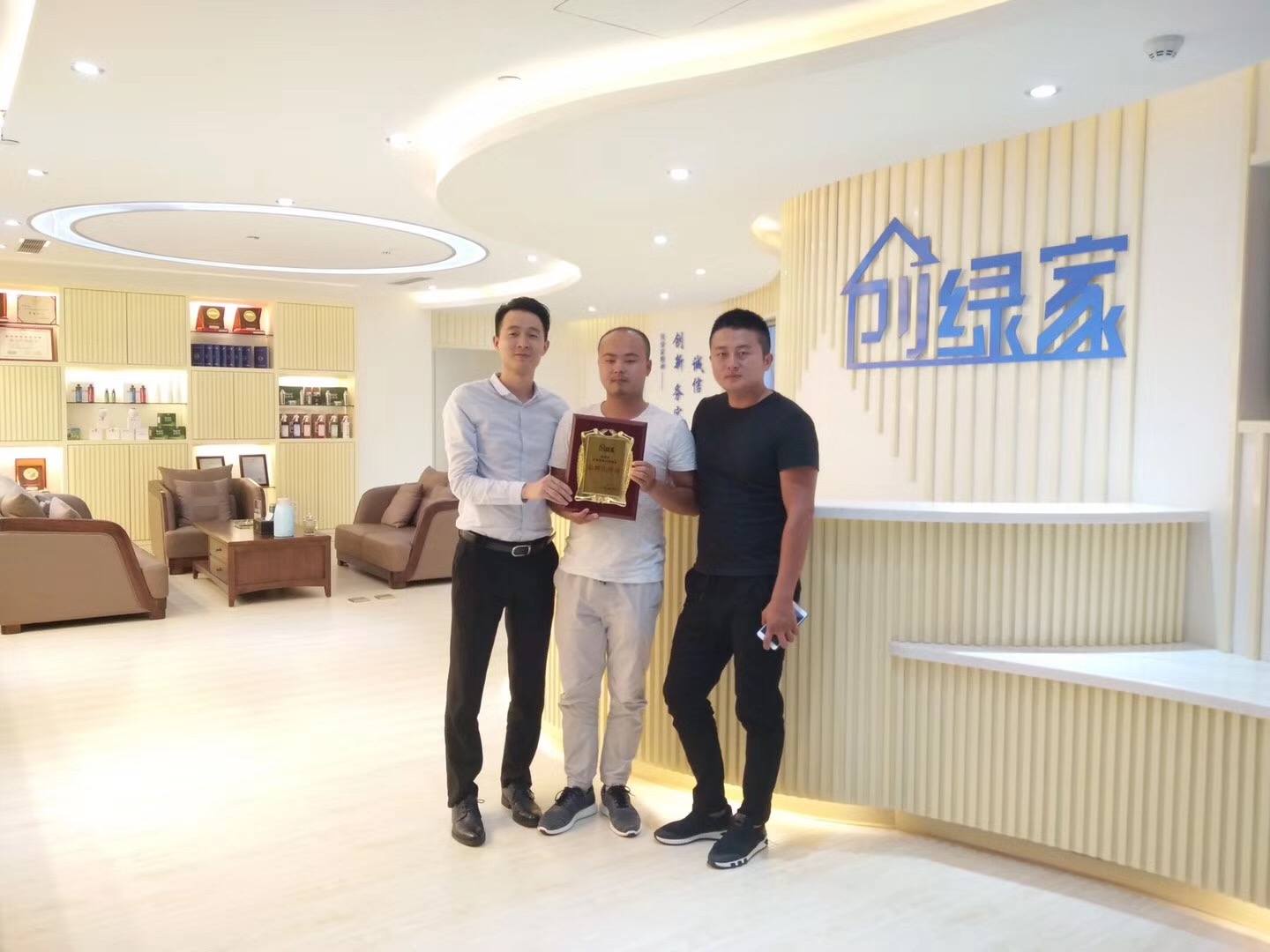 熱烈祝賀江總簽約創(chuàng)綠家欽州市區(qū)級代理！