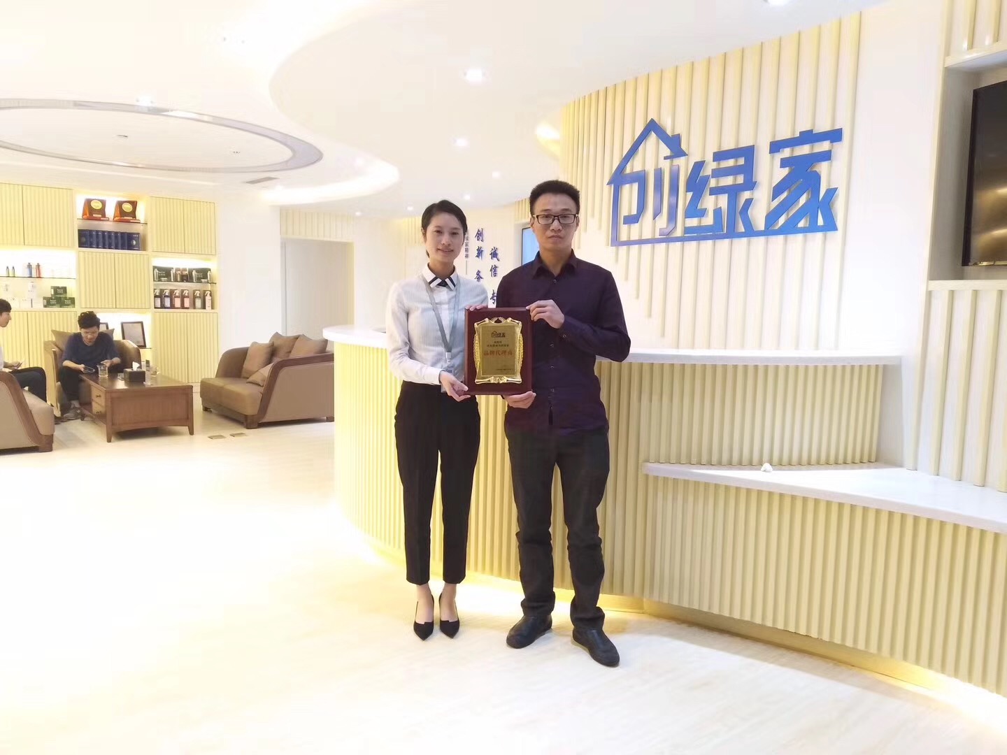 熱烈祝賀劉總簽約創(chuàng)綠家銅仁市縣級(jí)代理！