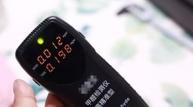 我買了一個(gè)甲醛檢測(cè)儀，吹口氣后發(fā)現(xiàn)原來我才是“地表最強(qiáng)”污染源！