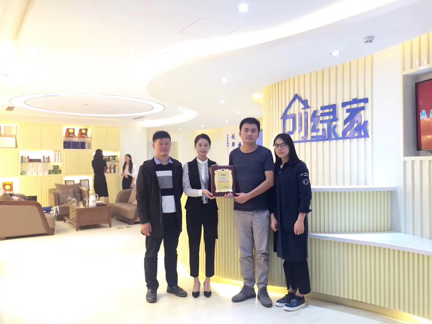 熱烈祝賀余總簽約創(chuàng)綠家江蘇省縣級(jí)市代理！