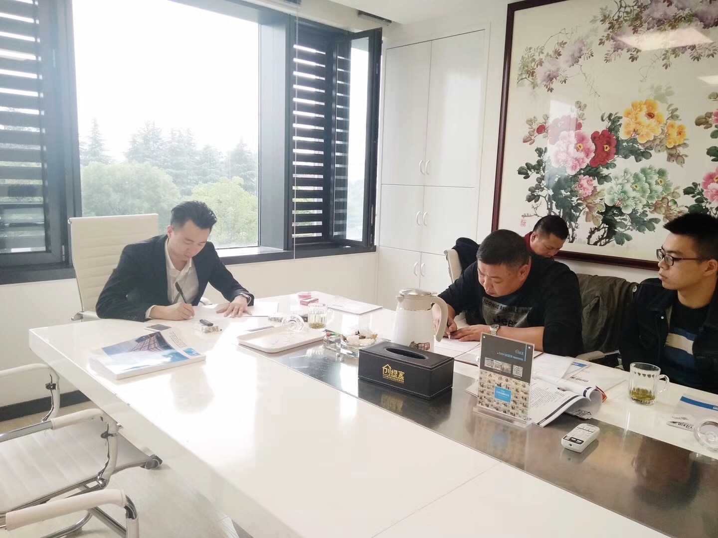 熱烈祝賀何總父子簽約創(chuàng)綠家江西省市級代理！