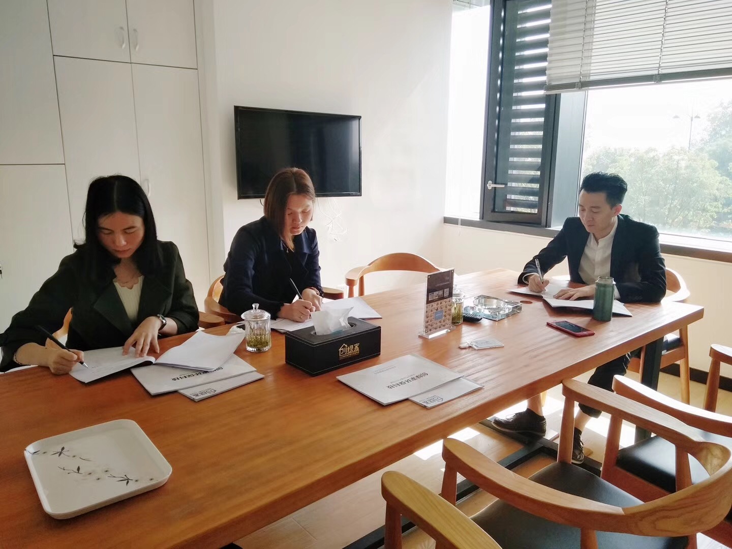 熱烈祝賀楊總、潘總簽約創(chuàng)綠家茂名市區(qū)級代理！