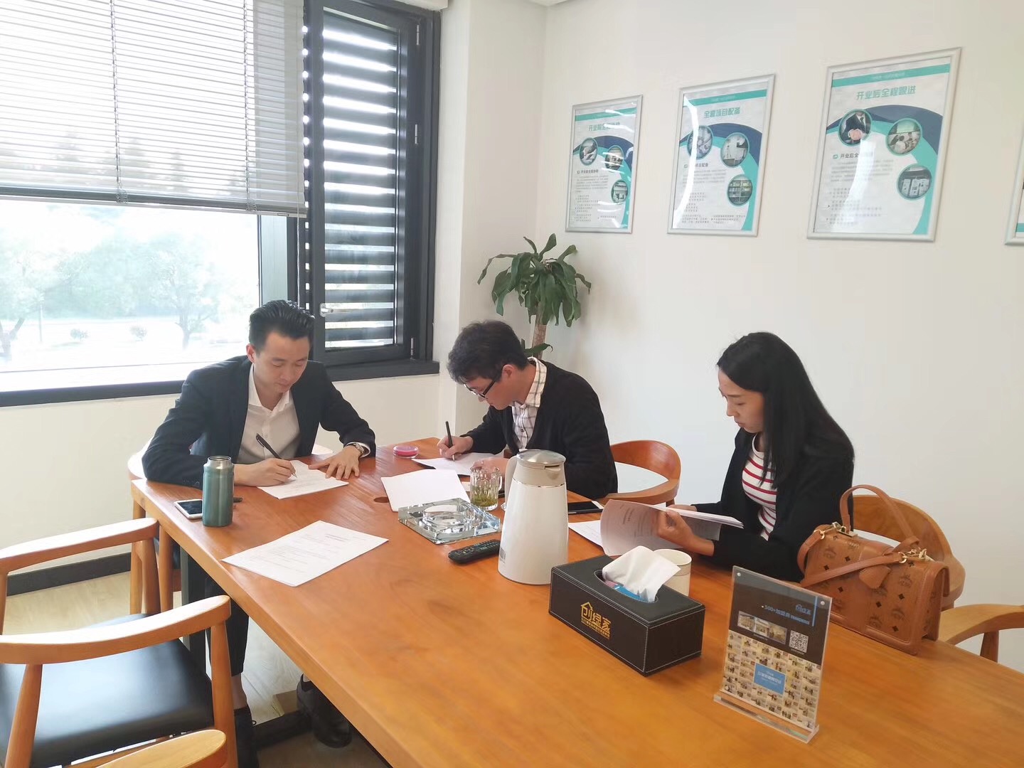 熱烈祝賀陳總夫婦簽約創(chuàng)綠家紹興市縣級(jí)代理！