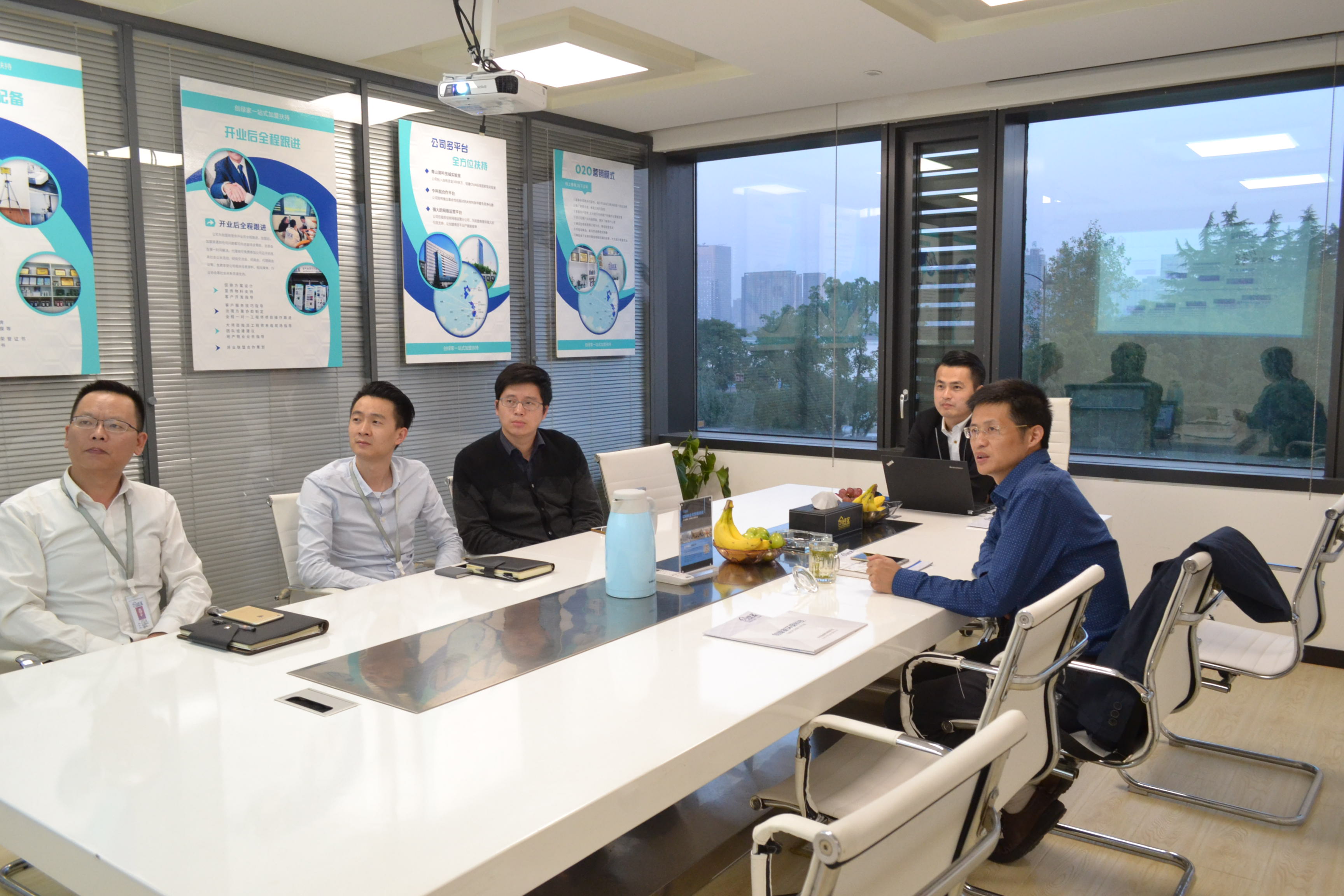 熱烈歡迎杭州上城區(qū)科技局領(lǐng)導(dǎo)蒞臨創(chuàng)綠家指導(dǎo)！