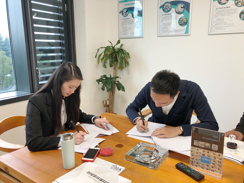 熱烈祝賀龍總、趙總簽約創(chuàng)綠家南京市區(qū)級代理！