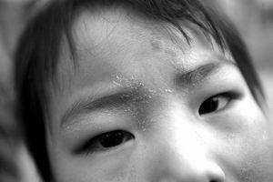 專業(yè)和非專業(yè)有啥區(qū)別？“三無”除甲醛公司致一家三口灼傷眼睛