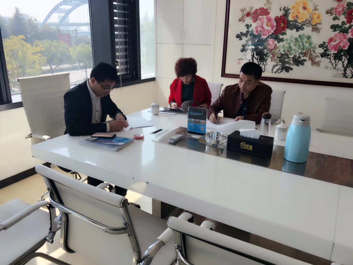 熱烈祝賀陳總夫婦簽約創(chuàng)綠家博爾塔拉蒙古自治州區(qū)級代理！