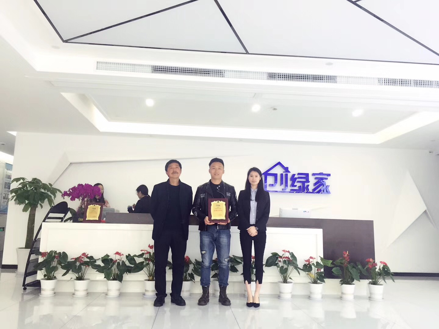 熱烈祝賀張總父子簽約創(chuàng)綠家江蘇省市級(jí)代理！