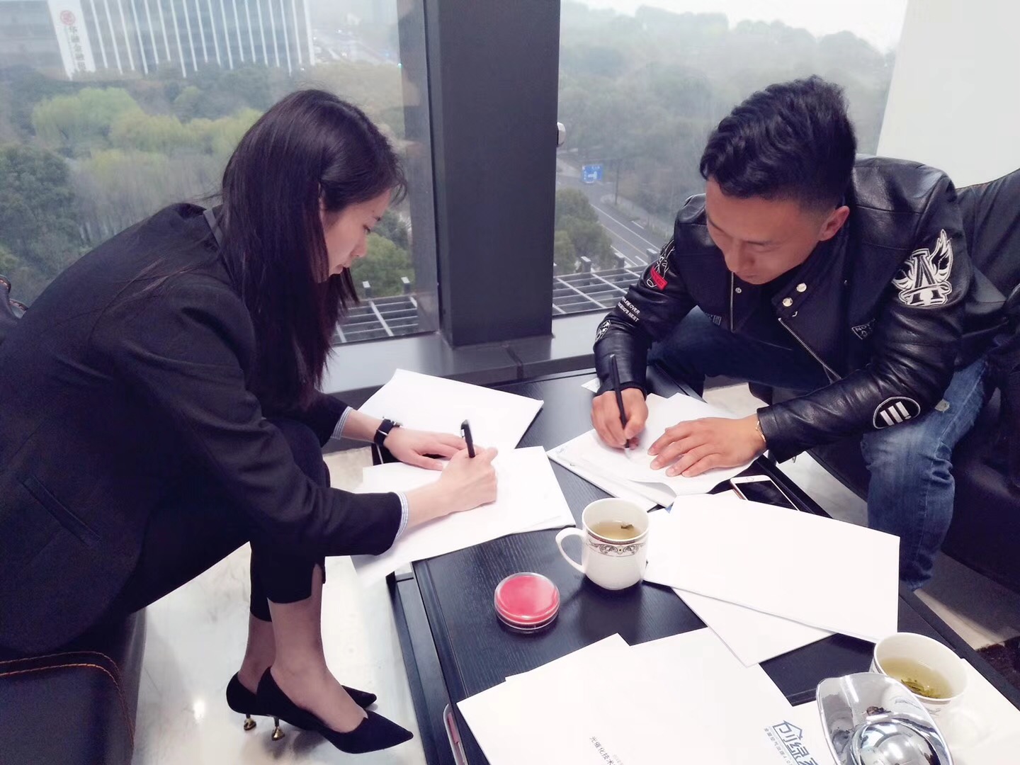 熱烈祝賀張總父子簽約創(chuàng)綠家江蘇省市級(jí)代理！