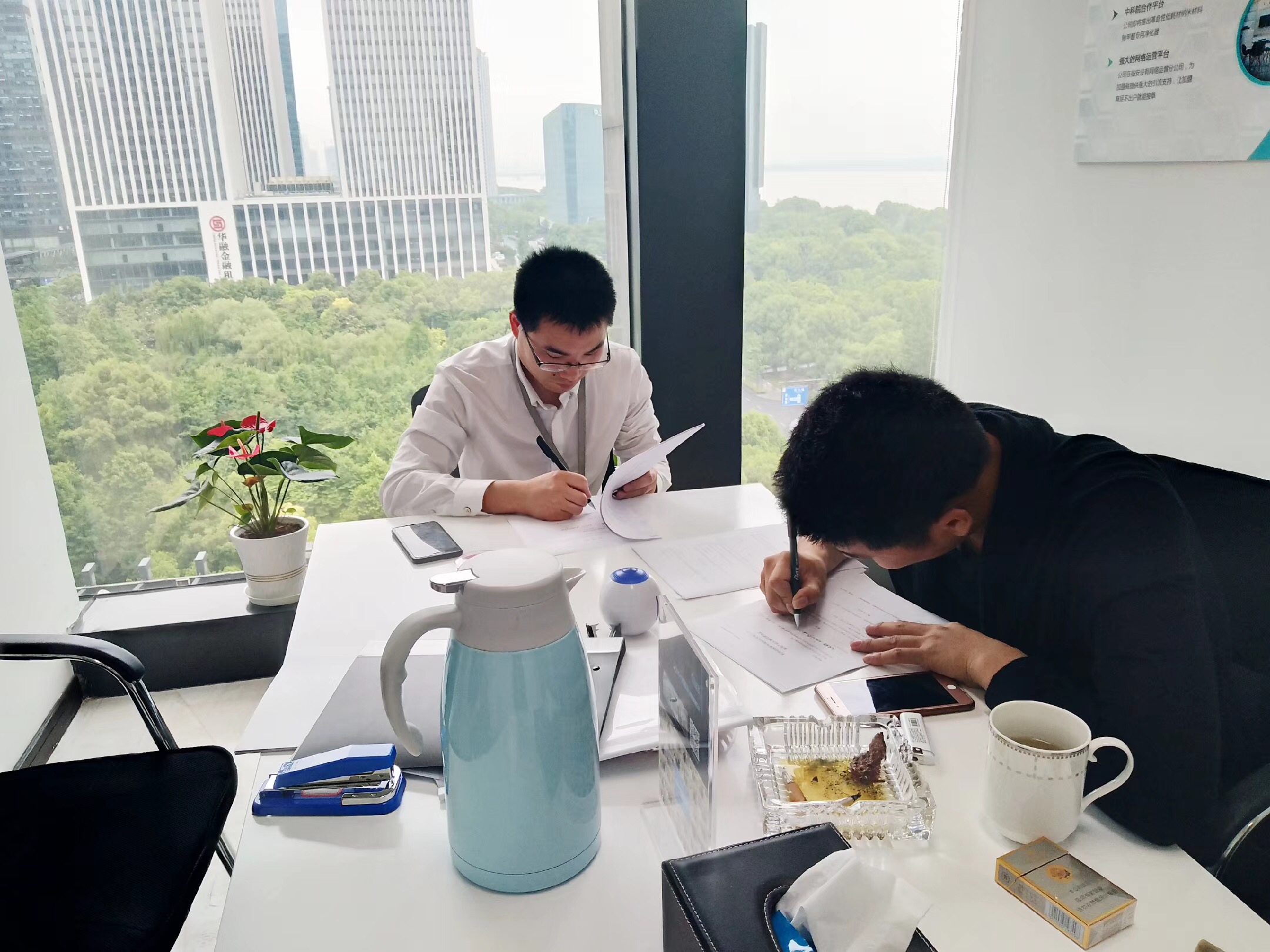 熱烈祝賀孫總、蘇總簽約創(chuàng)綠家桂林市區(qū)級代理！