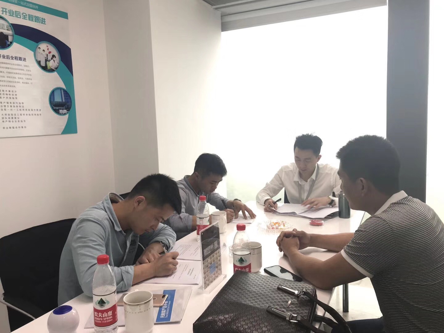 熱烈祝賀楊總、吳總、甘總簽約創(chuàng)綠家長沙市區(qū)級代理！