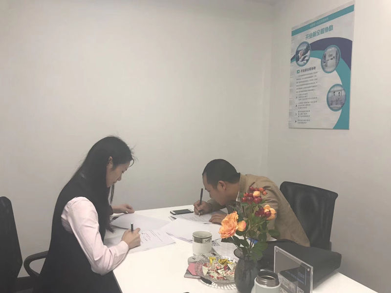 熱烈祝賀胡總簽約創(chuàng)綠家武漢市區(qū)級代理！