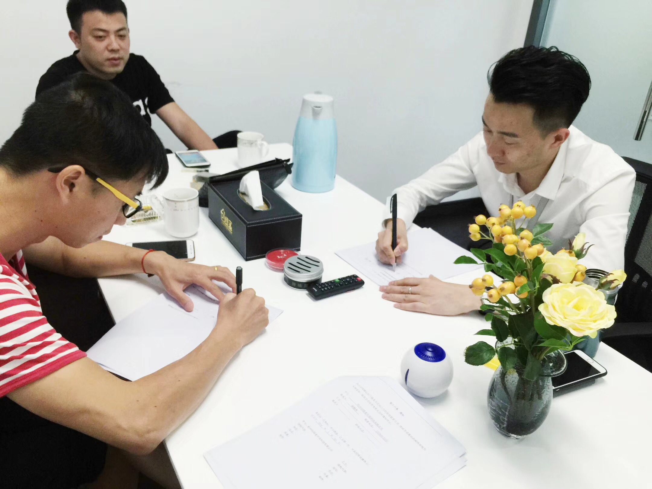 熱烈祝賀胡總、王總團隊簽約創(chuàng)綠家上饒市縣級代理！