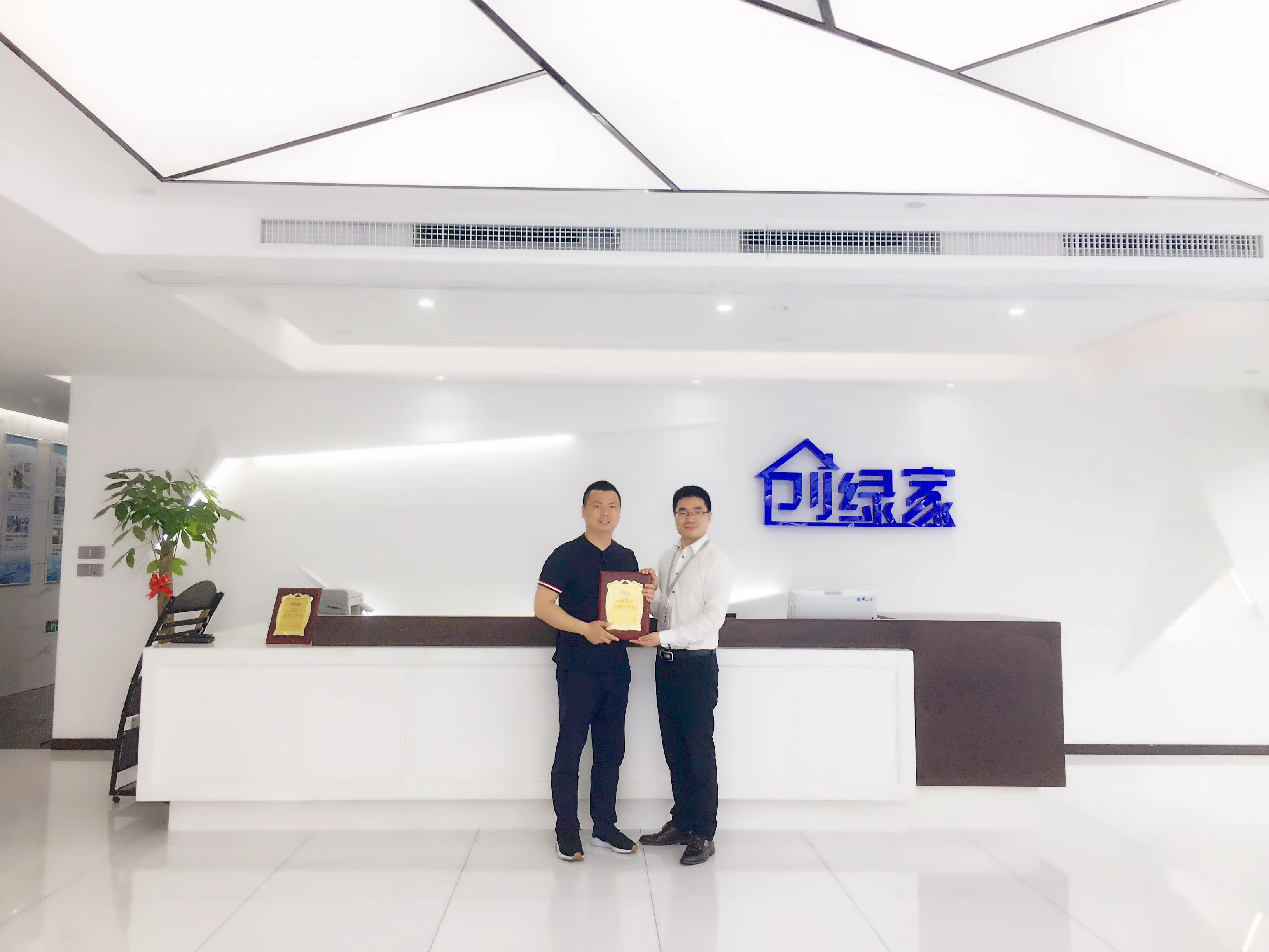 熱烈祝賀馬總夫婦簽約創(chuàng)綠家揚(yáng)州市區(qū)級(jí)代理！