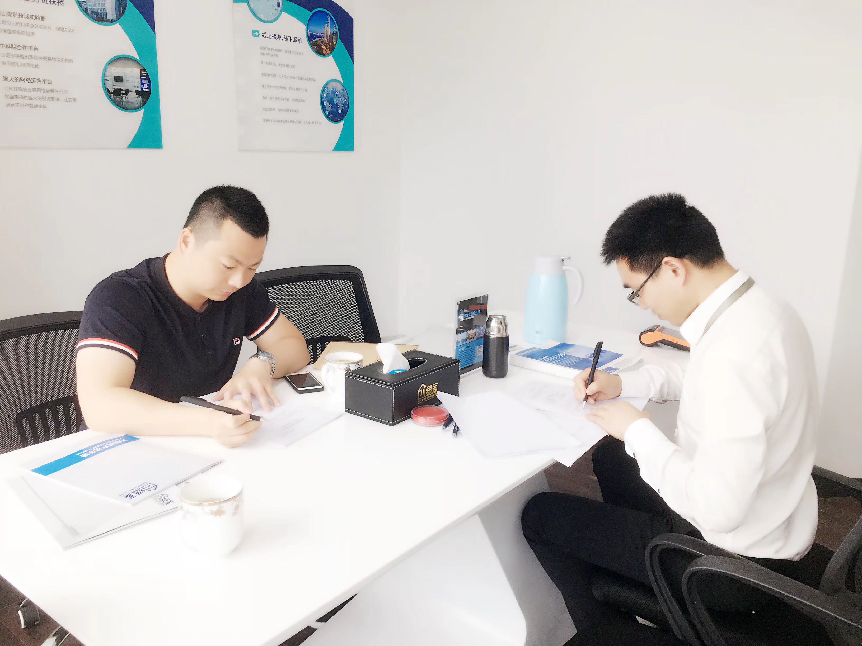 熱烈祝賀馬總夫婦簽約創(chuàng)綠家揚(yáng)州市區(qū)級(jí)代理！