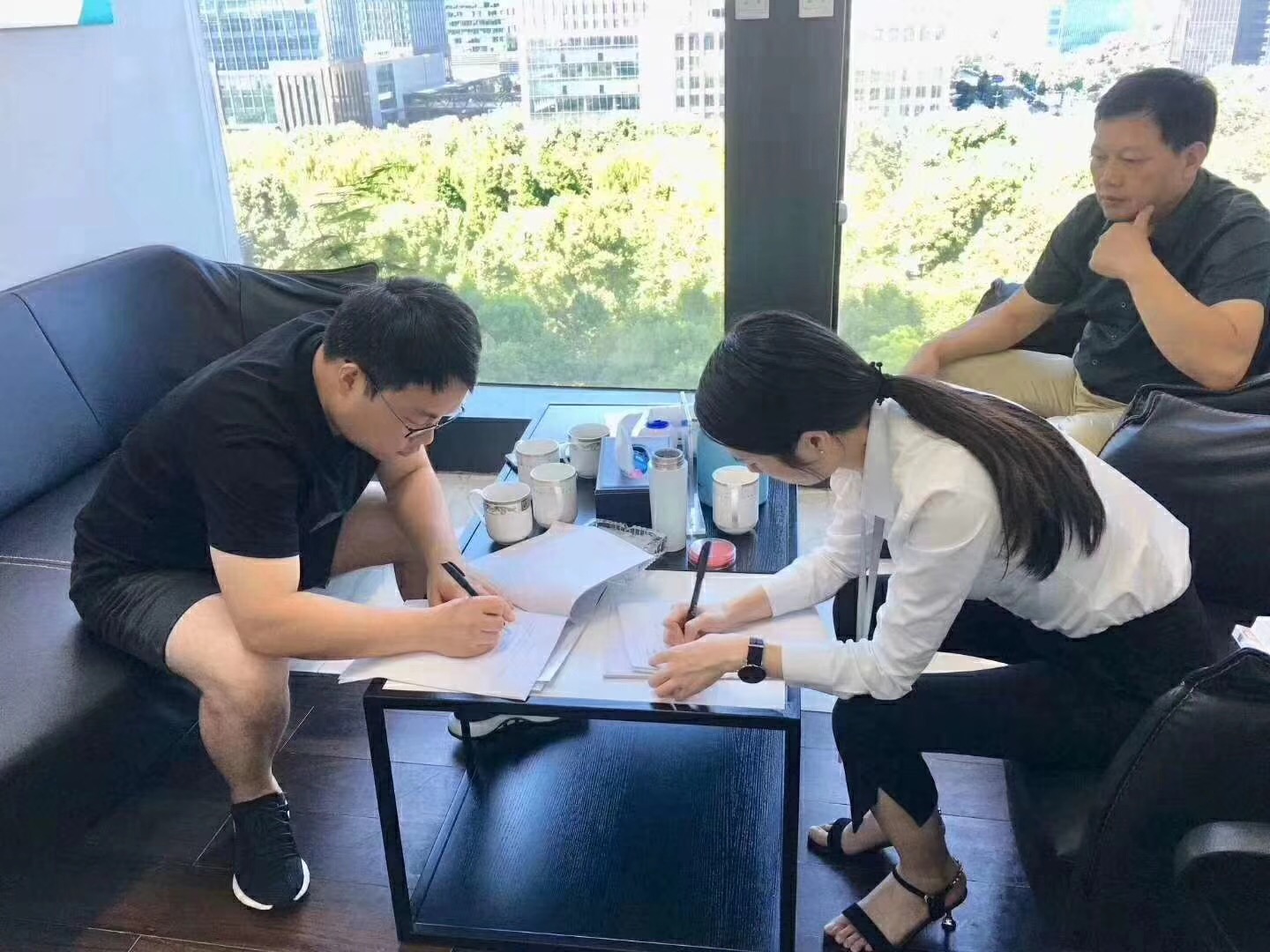 熱烈祝賀王總一家簽約創(chuàng)綠家江蘇省縣級(jí)市代理！