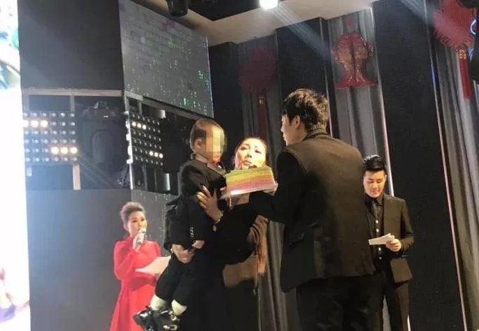 4歲男孩和媽媽辦“婚禮”，真相令人淚崩！