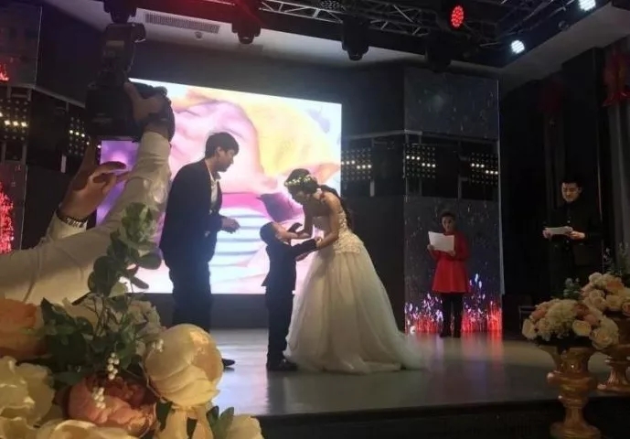 4歲男孩和媽媽辦“婚禮”，真相令人淚崩！
