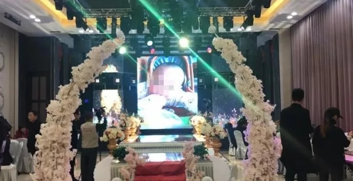 4歲男孩和媽媽辦“婚禮”，真相令人淚崩！