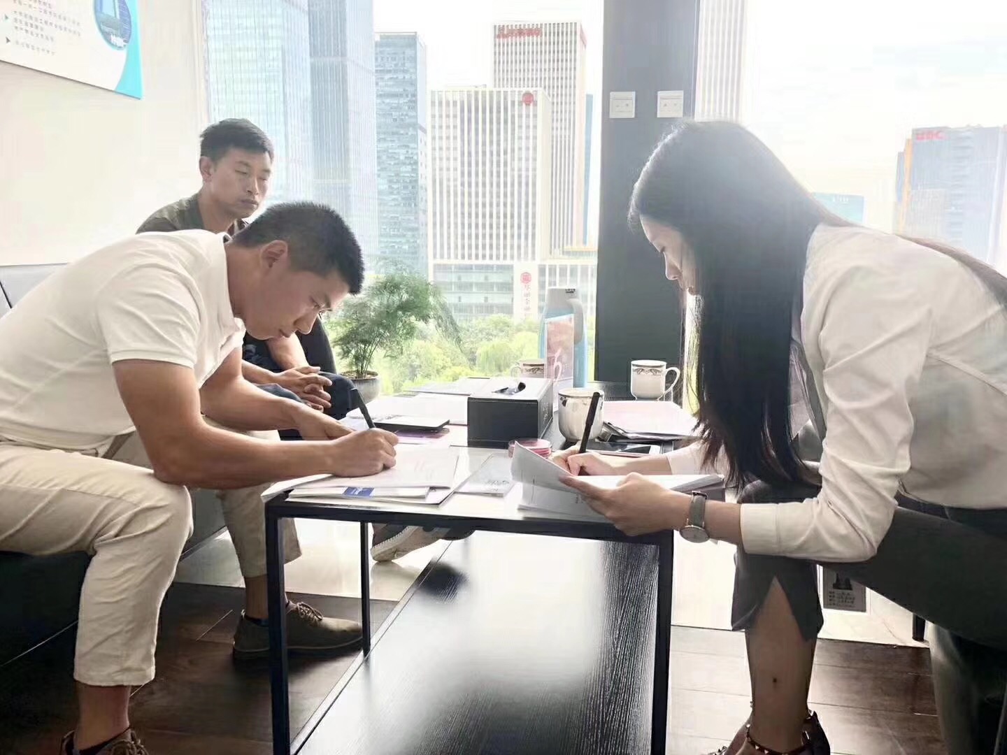 熱烈祝賀俞總、杜總簽約創(chuàng)綠家貴陽(yáng)市區(qū)級(jí)代理！