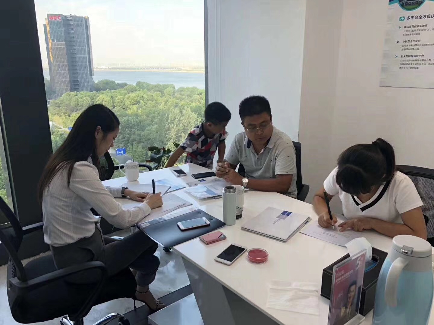 熱烈祝賀李總、關(guān)總簽約創(chuàng)綠家西安市區(qū)級(jí)代理！