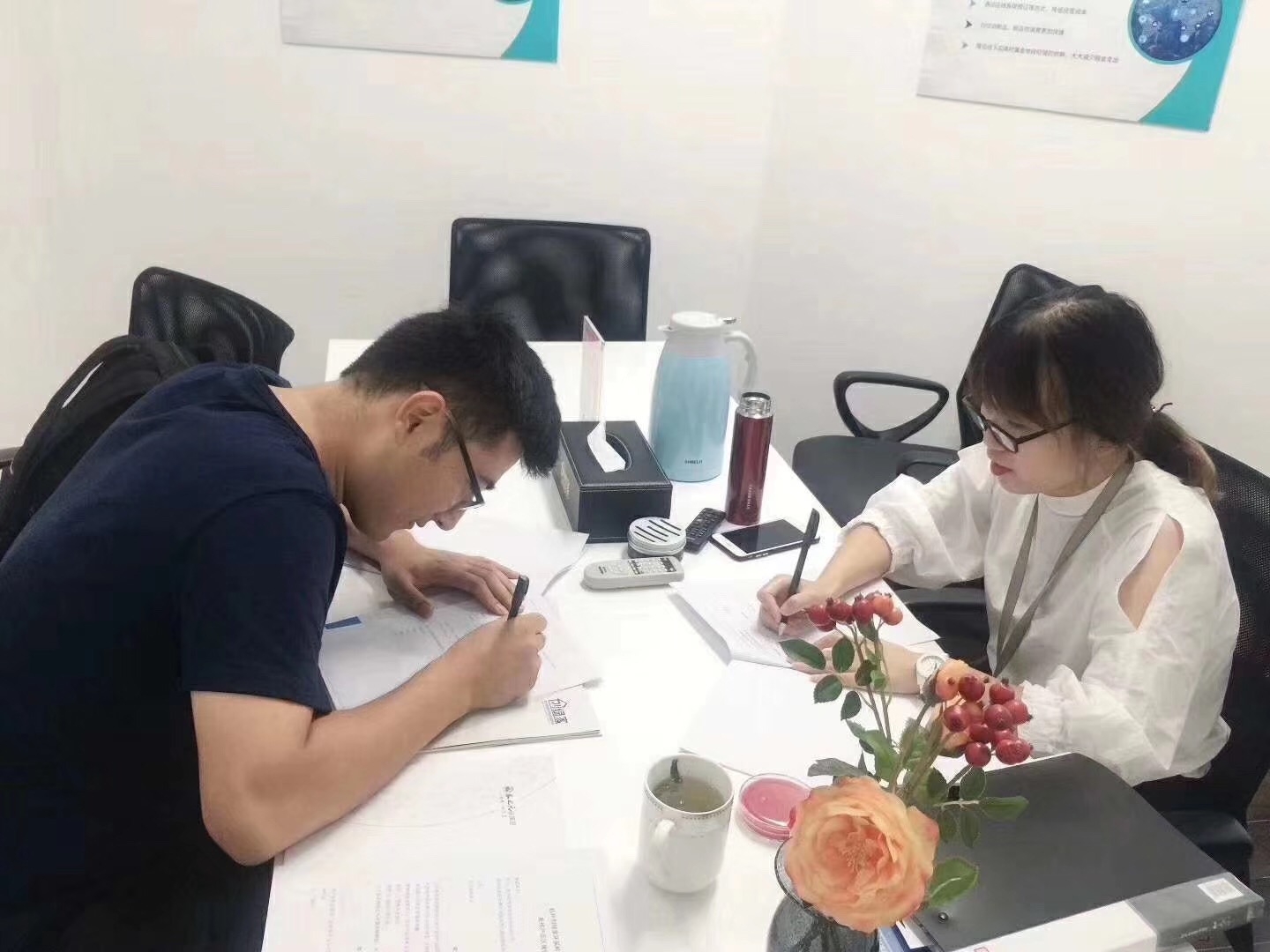 熱烈祝賀何總簽約創(chuàng)綠家塔城市縣級代理！