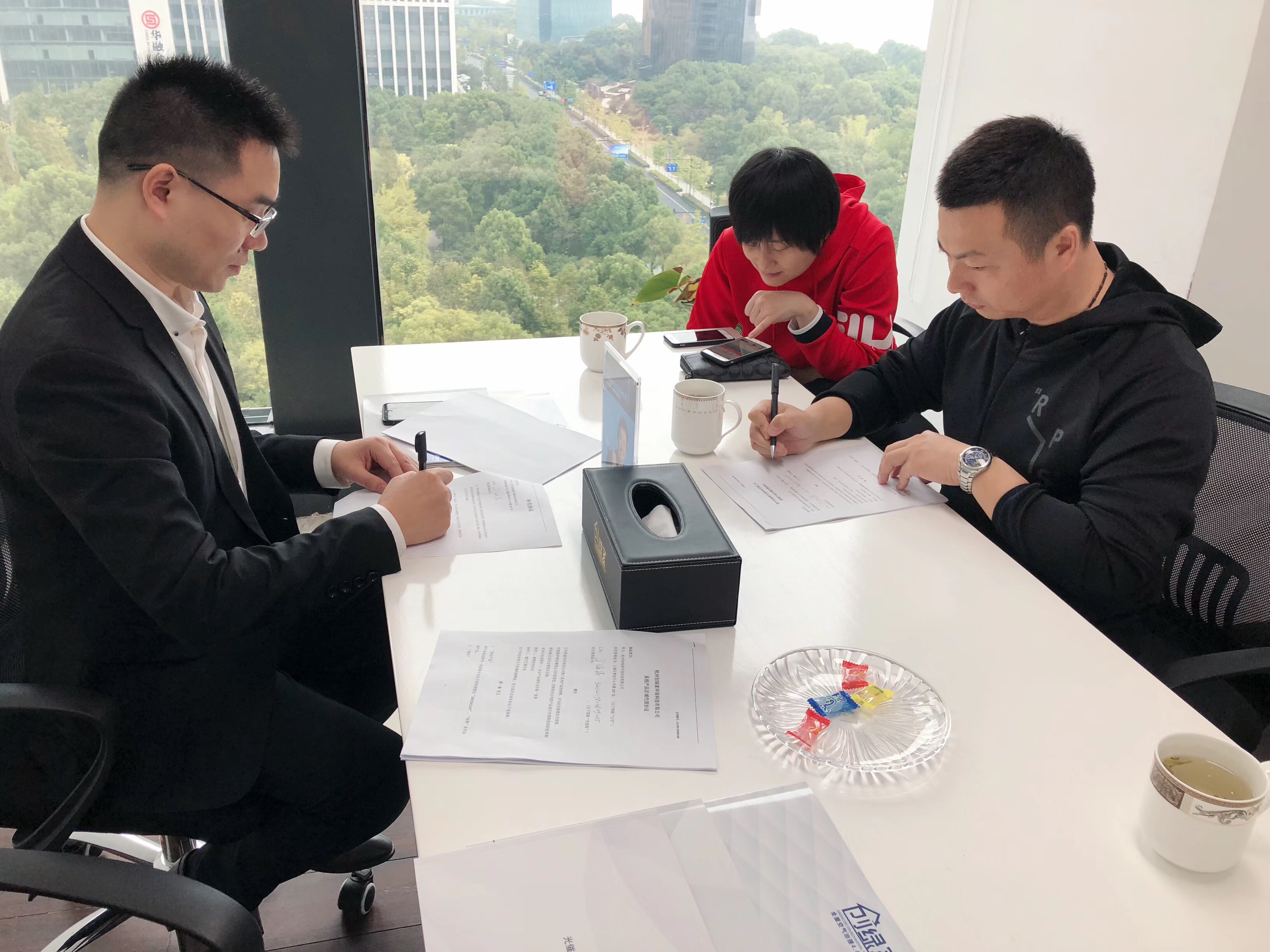 熱烈祝賀馬總夫婦、蔡總夫婦簽約創(chuàng)綠家揚州市區(qū)級代理！