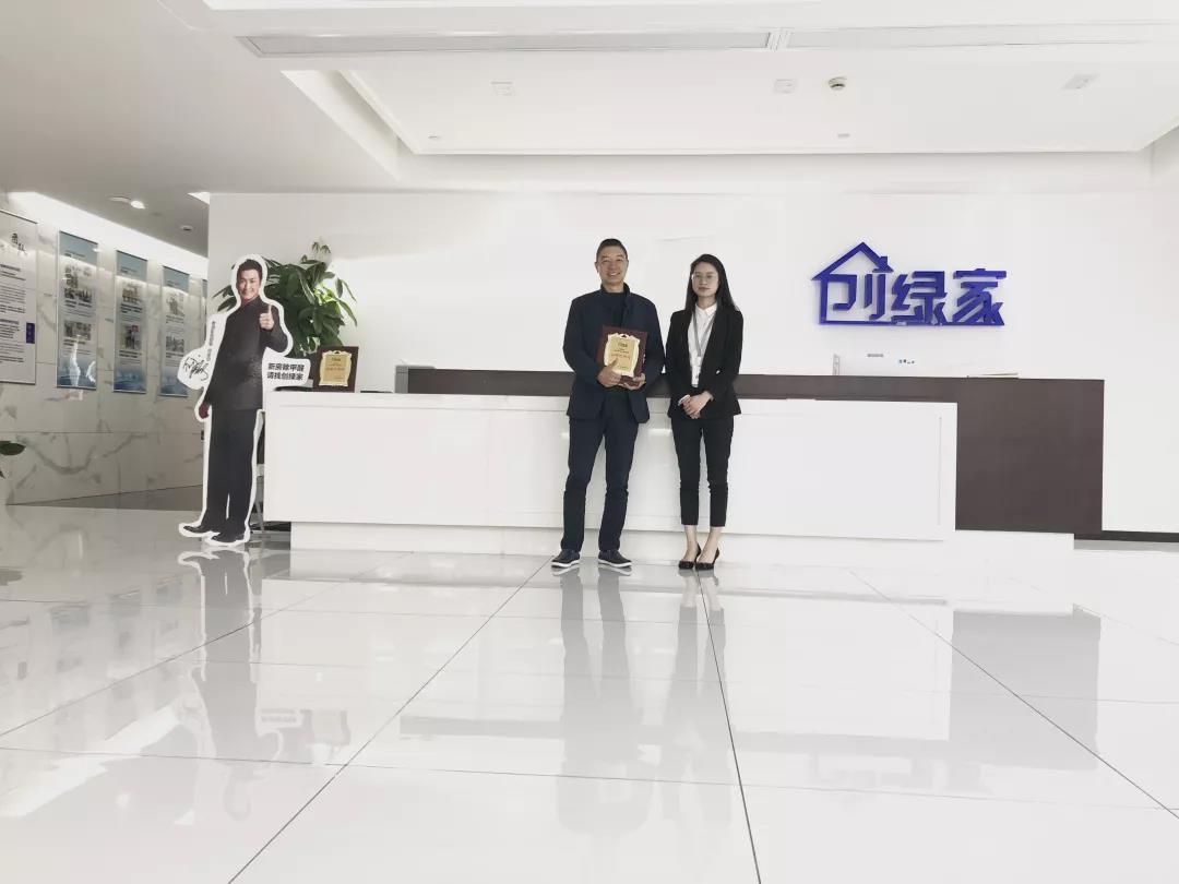 熱烈祝賀張總簽約創(chuàng)綠家成都市區(qū)級(jí)代理！
