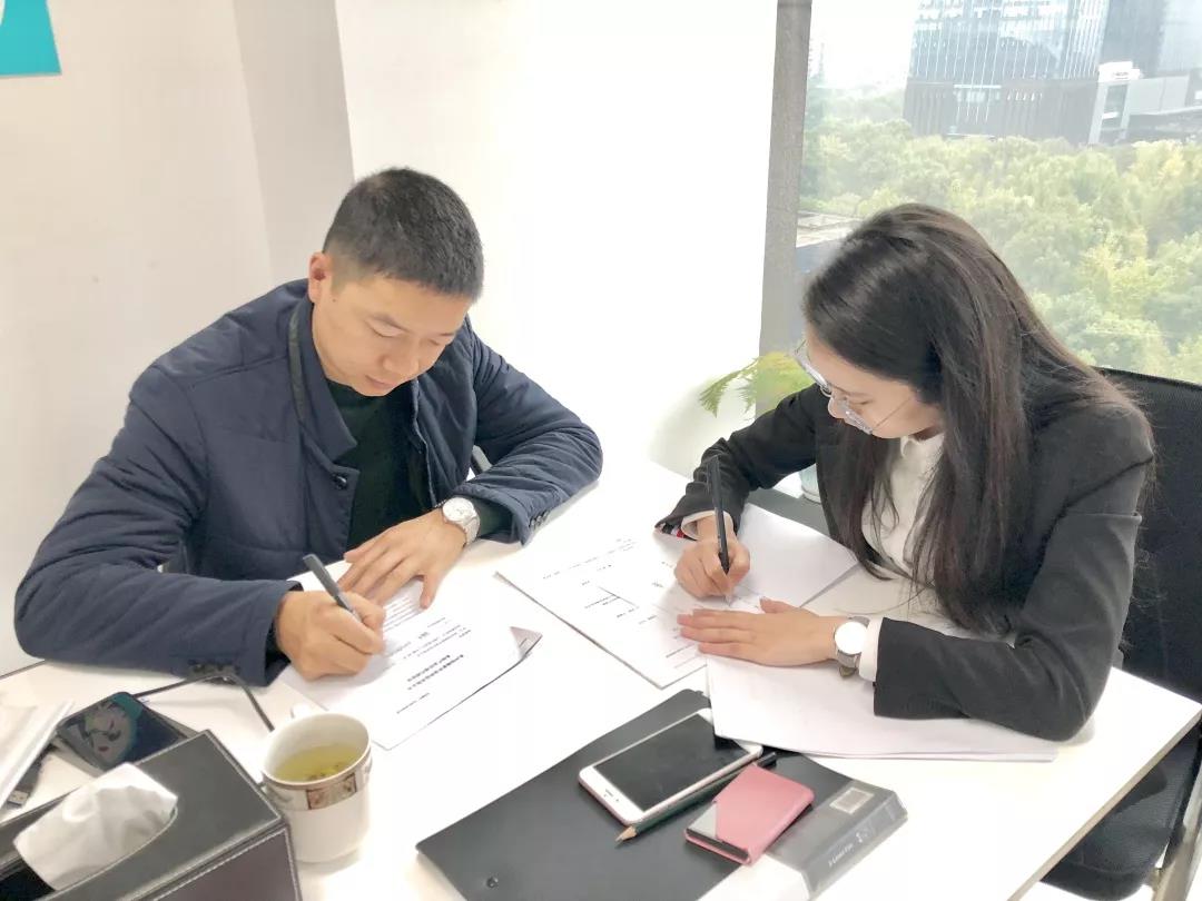 熱烈祝賀張總簽約創(chuàng)綠家成都市區(qū)級(jí)代理！