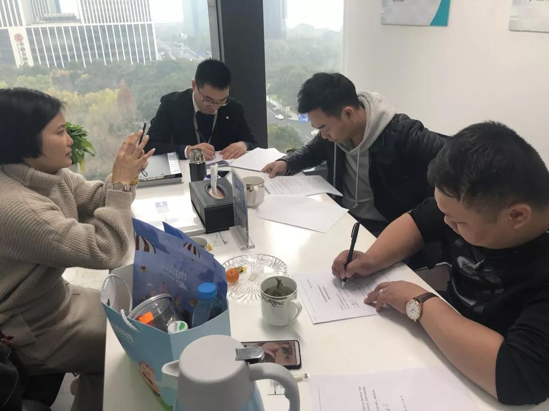 熱烈祝賀黃總夫婦簽約創(chuàng)綠家廣西南寧市區(qū)級代理！