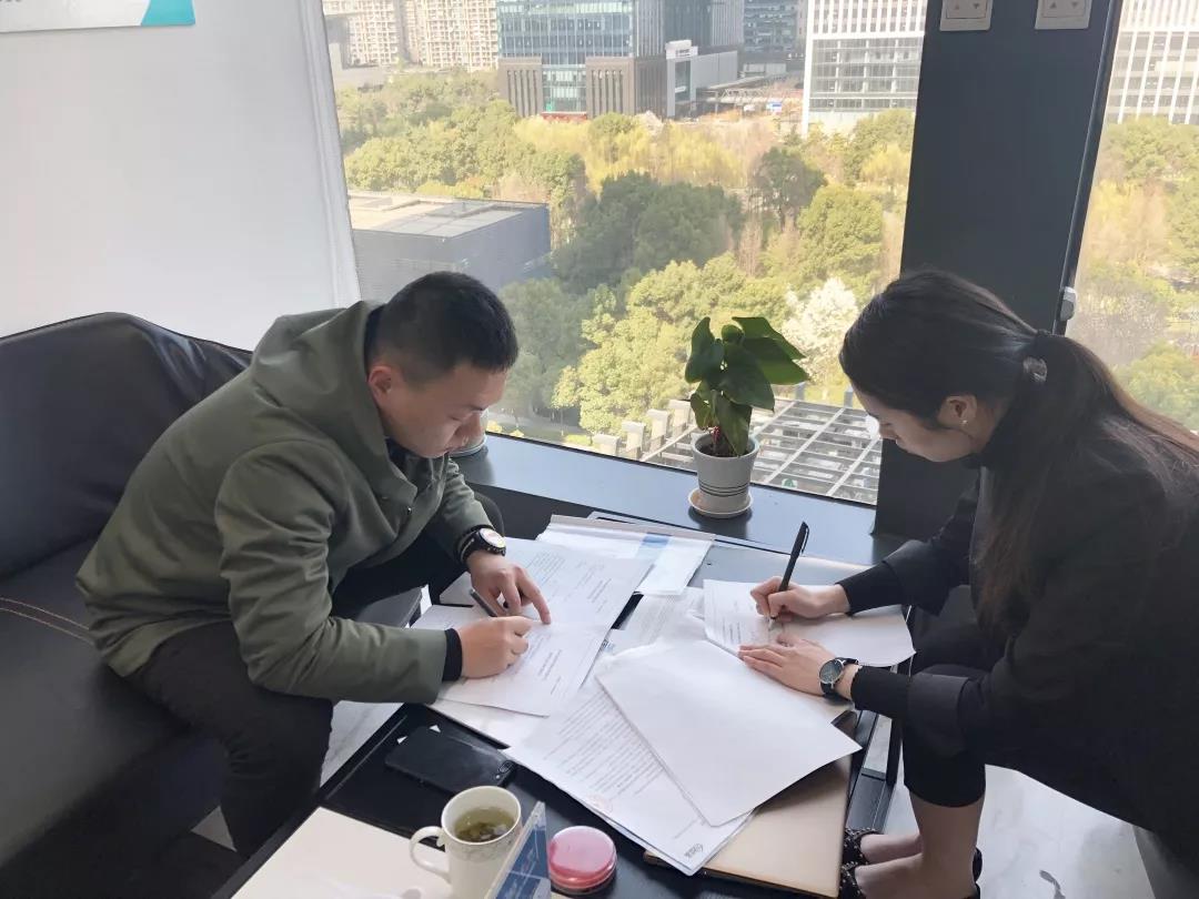 彭總之前是在國(guó)企上班，現(xiàn)在選擇自己創(chuàng)業(yè)，自己做過(guò)多方面的了解，千里迢迢來(lái)考察，注重公司實(shí)力、扶持力度和產(chǎn)品效果，對(duì)這個(gè)行業(yè)也是非常有信心，在我們除醛技術(shù)交流峰會(huì)現(xiàn)場(chǎng)果斷簽約！