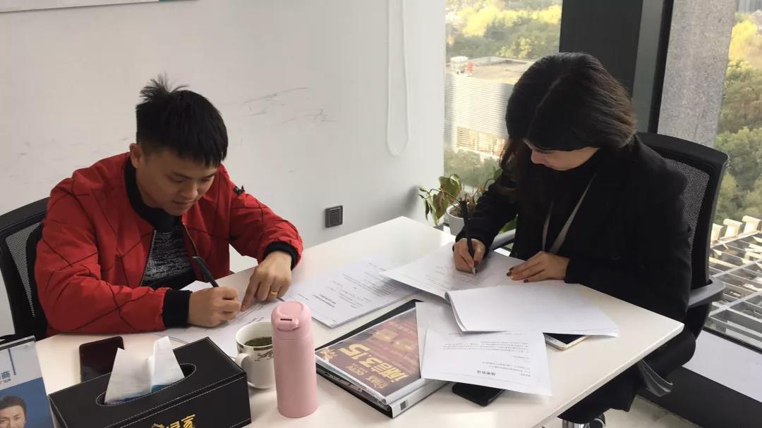 熱烈祝賀鄧總、郭總簽約創(chuàng)綠家江西省某市縣級代理！