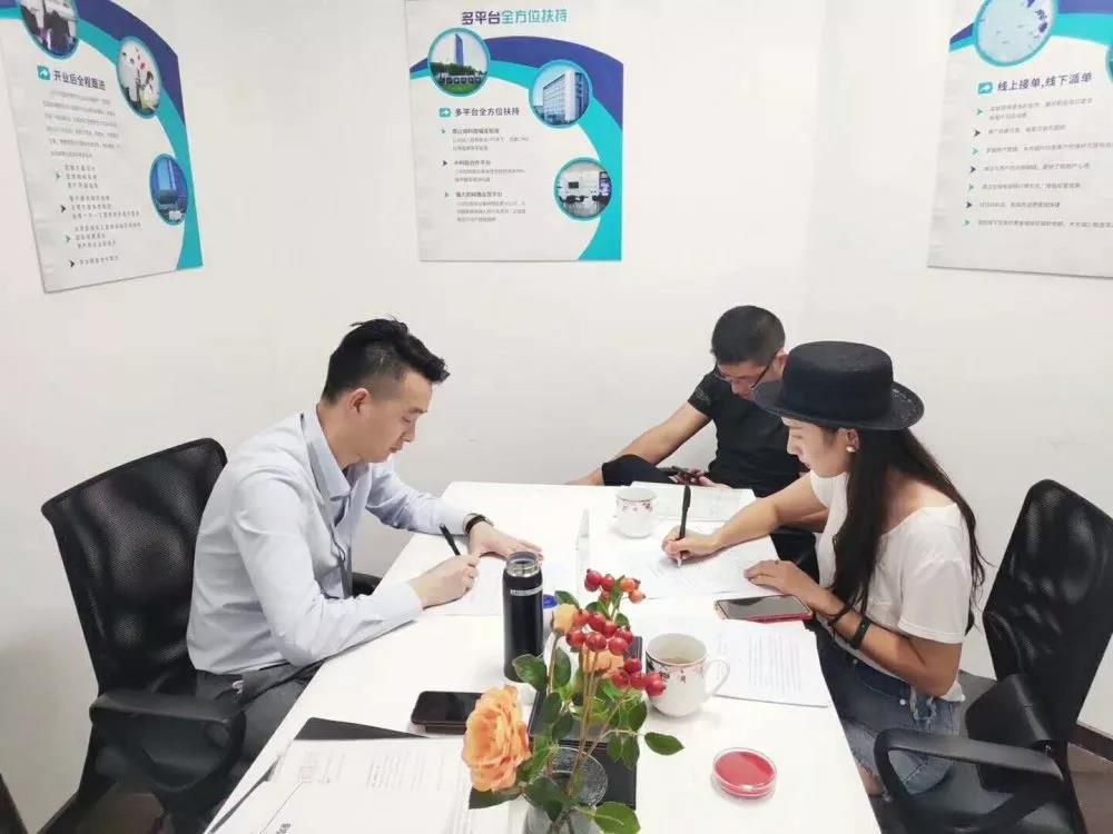 熱烈祝賀何總簽約創(chuàng)綠家四川省南充市區(qū)級(jí)代理！