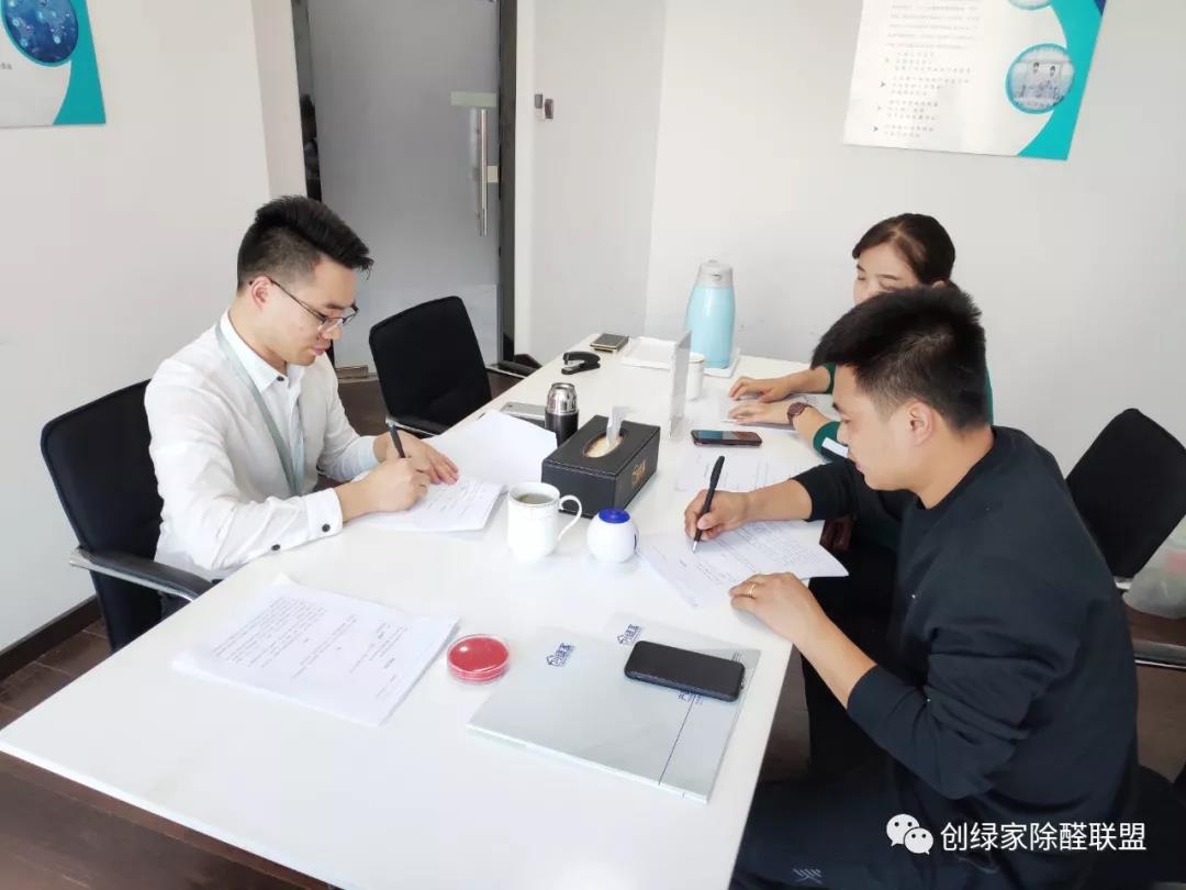 熱烈祝賀王總夫婦簽約創(chuàng)綠家?。。? /><br />
</span> 
</p>
<span style=