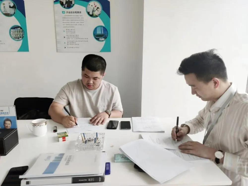 熱烈祝賀何總簽約創(chuàng)綠家廣東省深圳市區(qū)級代理！