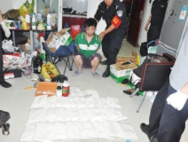 廚房水管破裂傳出刺鼻性氣味，原以為是鄰居家裝修后除甲醛沒到位，沒想到是“絕命毒師”