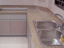 廚房“危機(jī)四伏”，居然是因?yàn)榧兹┏瑯?biāo)