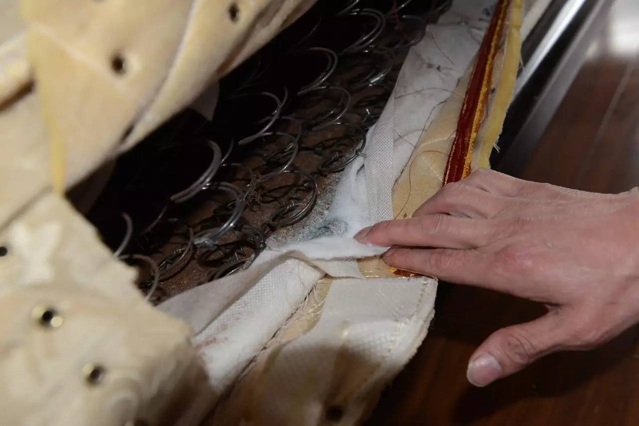 南京美女睡了10年的床墊，掀開后把全家人都嚇傻了……