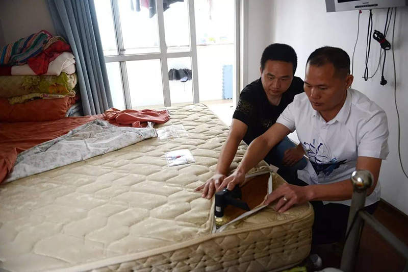 南京美女睡了10年的床墊，掀開后把全家人都嚇傻了……