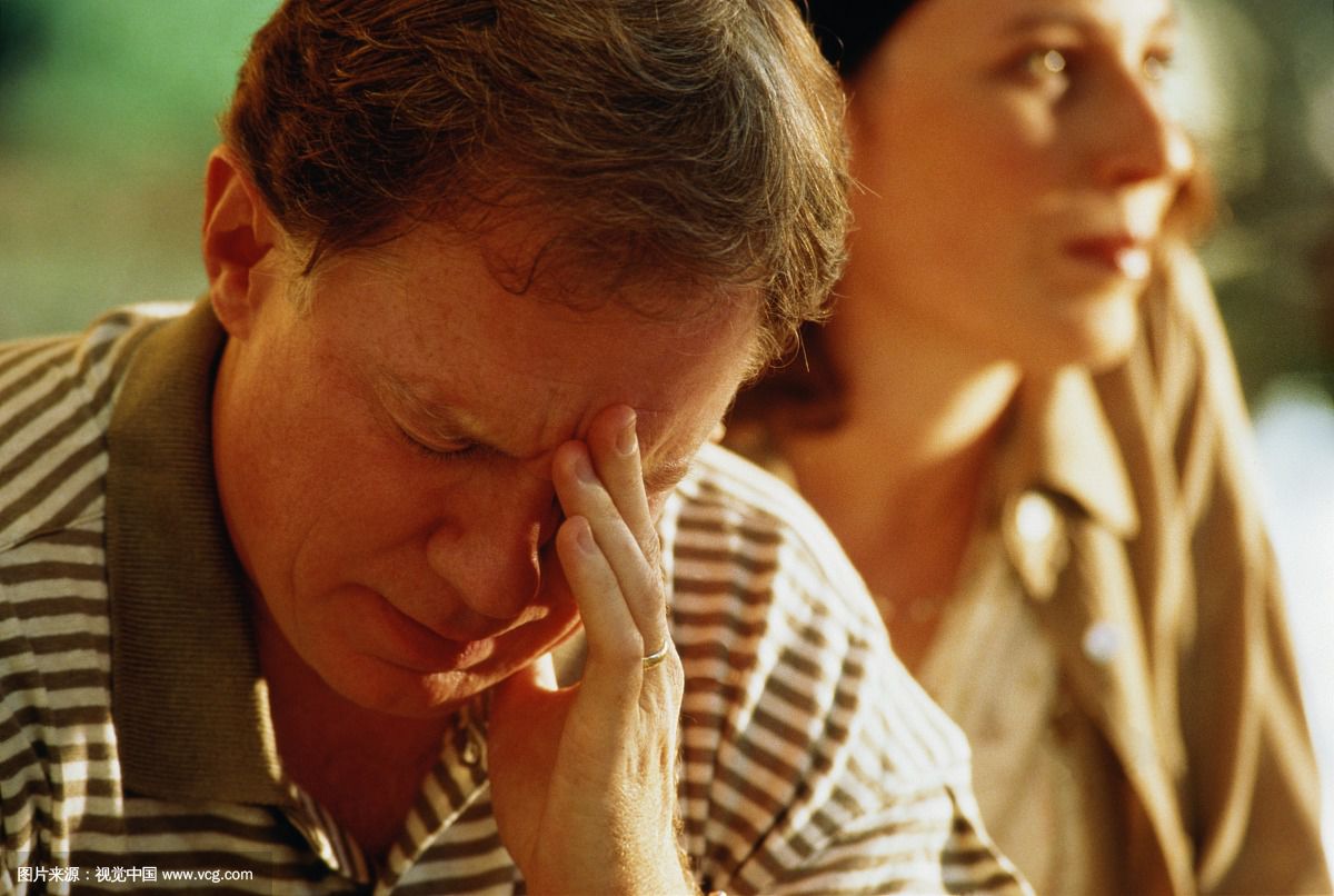 前段時間，王先生家中房子裝修。入住沒多久王先生就感覺自己身體出現(xiàn)了一些異樣，時常感到胸悶氣短、呼吸不暢，嚴(yán)重的時候還會出現(xiàn)短時間的暈眩。王先生以為是自己的身體出現(xiàn)了什么狀況便跑到家附近的診所詢問。醫(yī)生一看便問王先生家中最近是否裝修，王先生感覺很詫異。醫(yī)生說這樣的癥狀是典型的甲醛中毒。王先生就咨詢了除甲醛公司如何清除新房裝修后殘留的甲醛？