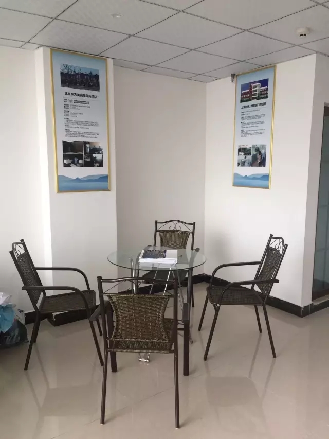 歷經(jīng)近兩個(gè)月的店面籌備工作，創(chuàng)綠家空氣治理惠州服務(wù)中心正式落成，室內(nèi)裝修污染危害社會(huì)，室內(nèi)空氣治理迫在眉睫。創(chuàng)綠家惠州服務(wù)中心將竭誠(chéng)為您服務(wù)！ 溫總、朱總與公司合照 創(chuàng)綠家空氣治理惠州服務(wù)中心門(mén)面 店內(nèi)展示： 祝溫總、朱總開(kāi)業(yè)生意興隆、財(cái)源廣進(jìn)！