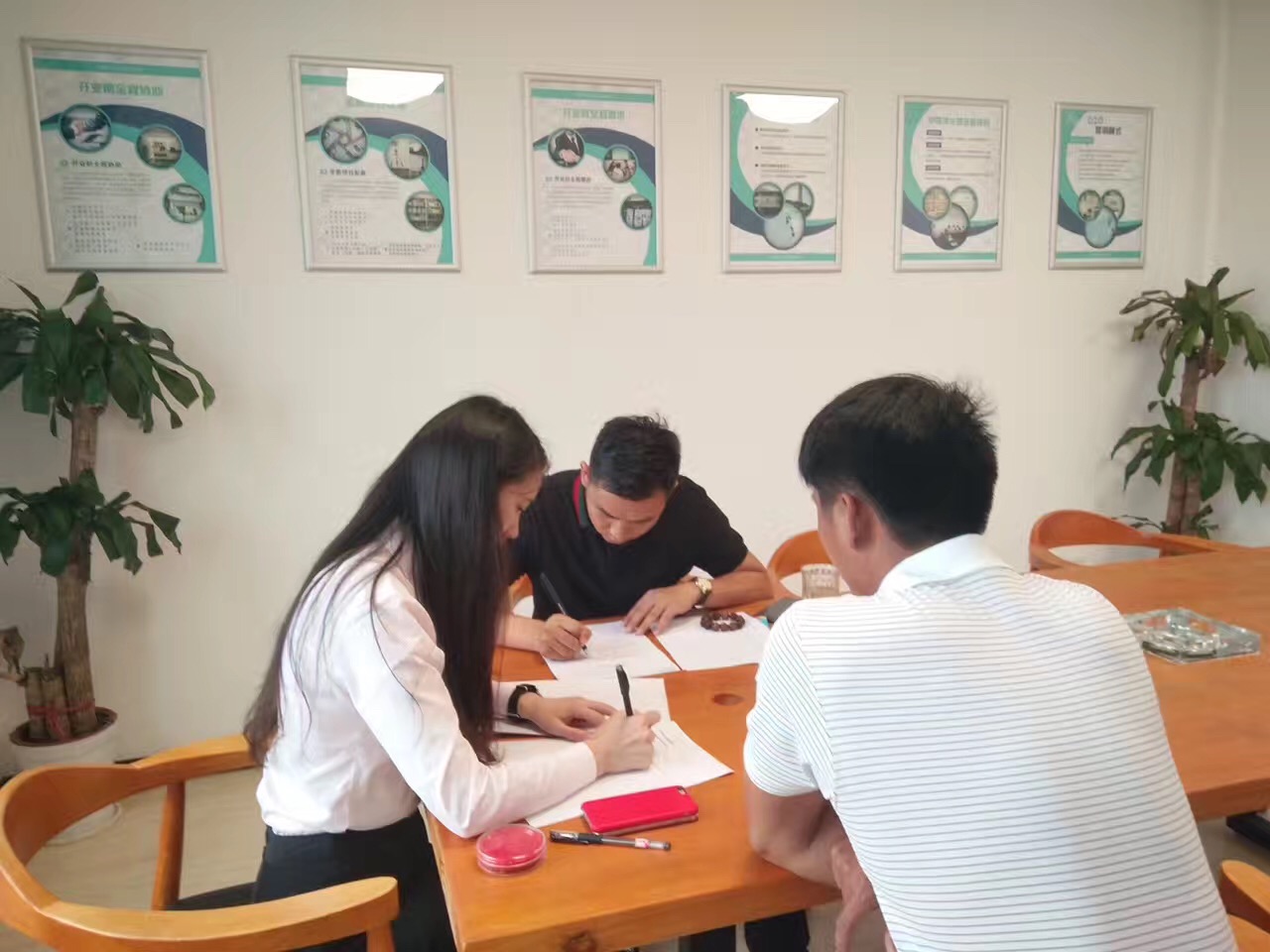 熱烈祝賀普洱李總兄弟簽約創(chuàng)綠家！