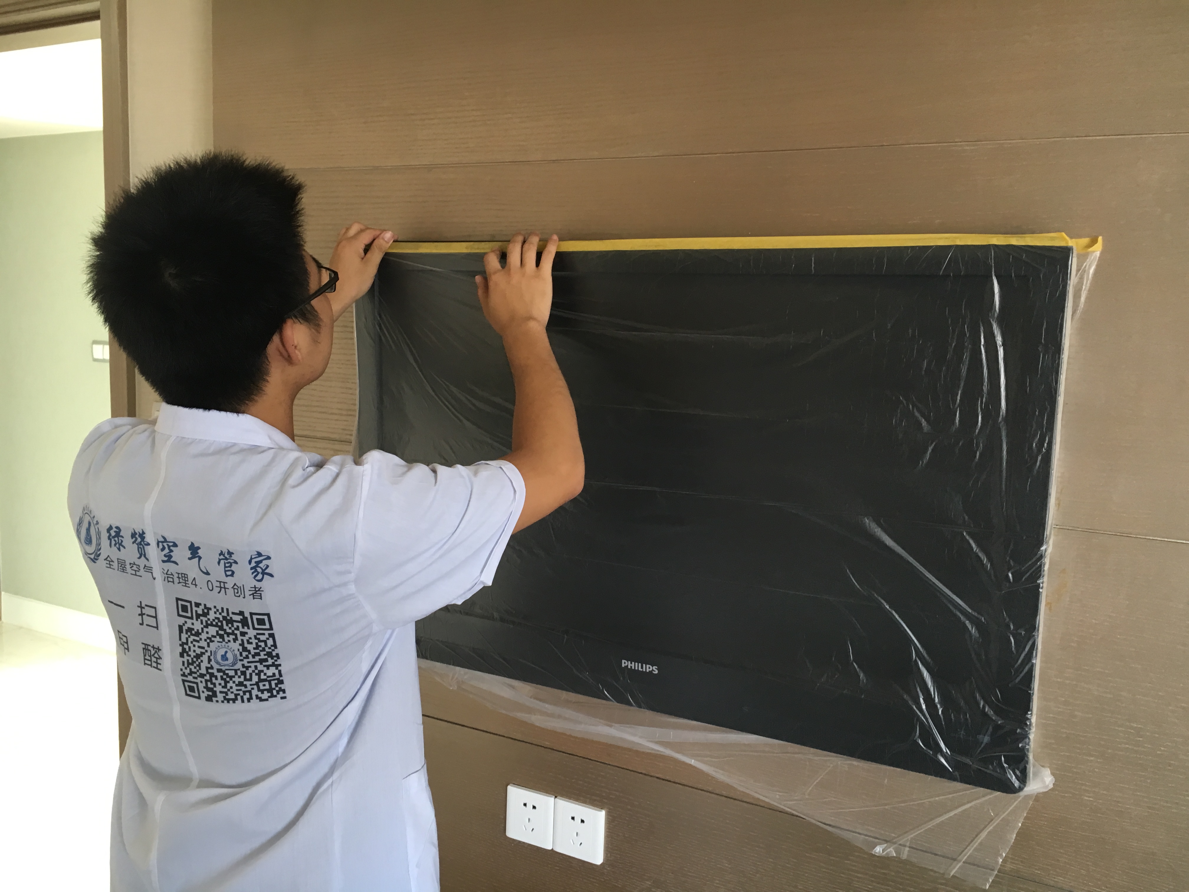 除甲醛公司近日發(fā)現(xiàn)，室內(nèi)膠粘劑會導致甲醛嚴重超標